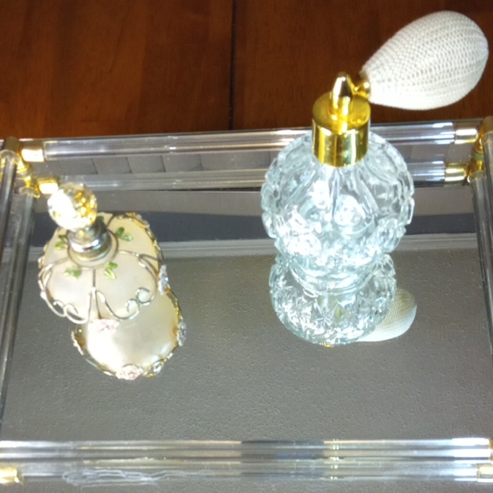 Elegant Glass Perfume Bottle Set with Gold Accents And Vanity Mirror